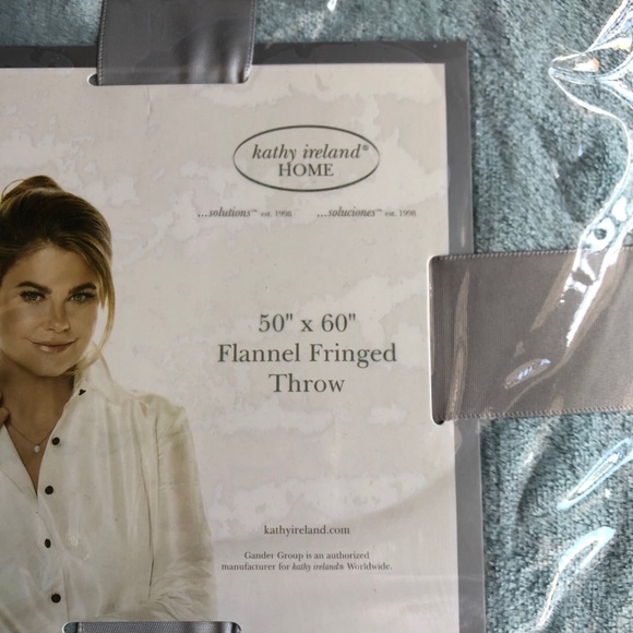 NWT Kathy Ireland baby blue Flannel Fringed Throw - Picture 2 of 3